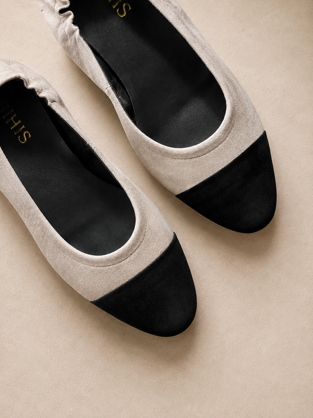 Ballerinas aus Leder in Taupe und Schwarz mit elastischer Fersenpartie