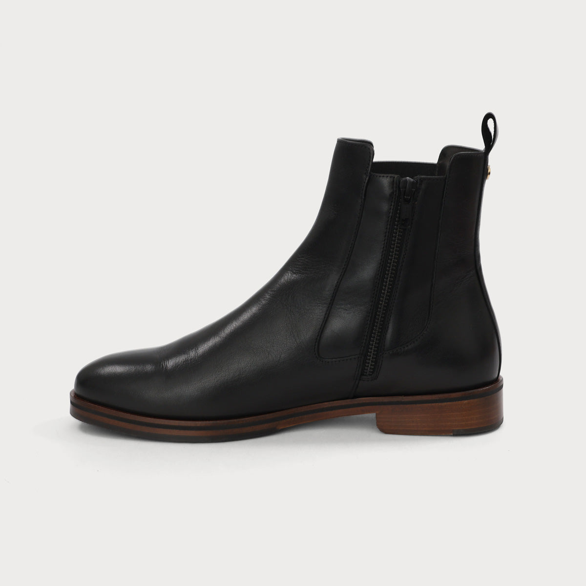 Seitliche Ansicht des No.01 Chelsea Boot mit brauner Sohle

