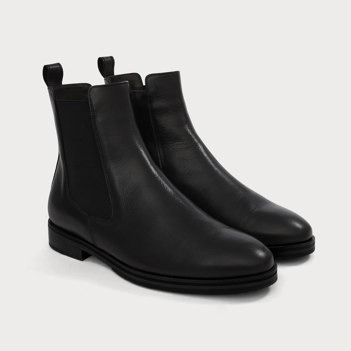 Schrägansicht des No.01  Chelsea Boot in Schwarz