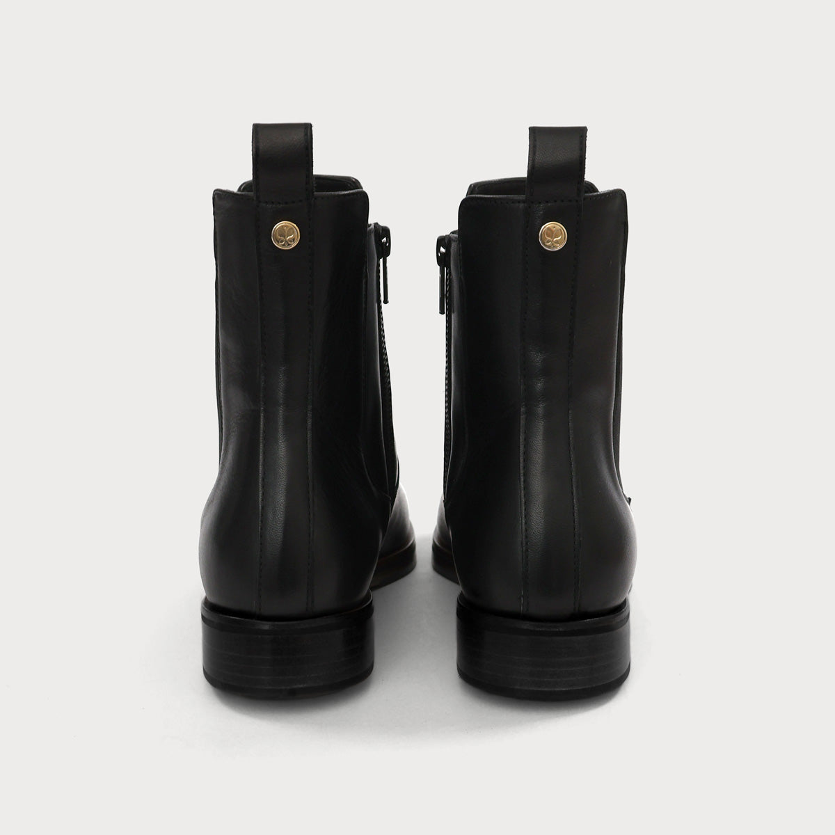Rückansicht schwarzer Chelsea Boots in Übergrößen für Damen – elegantes Design