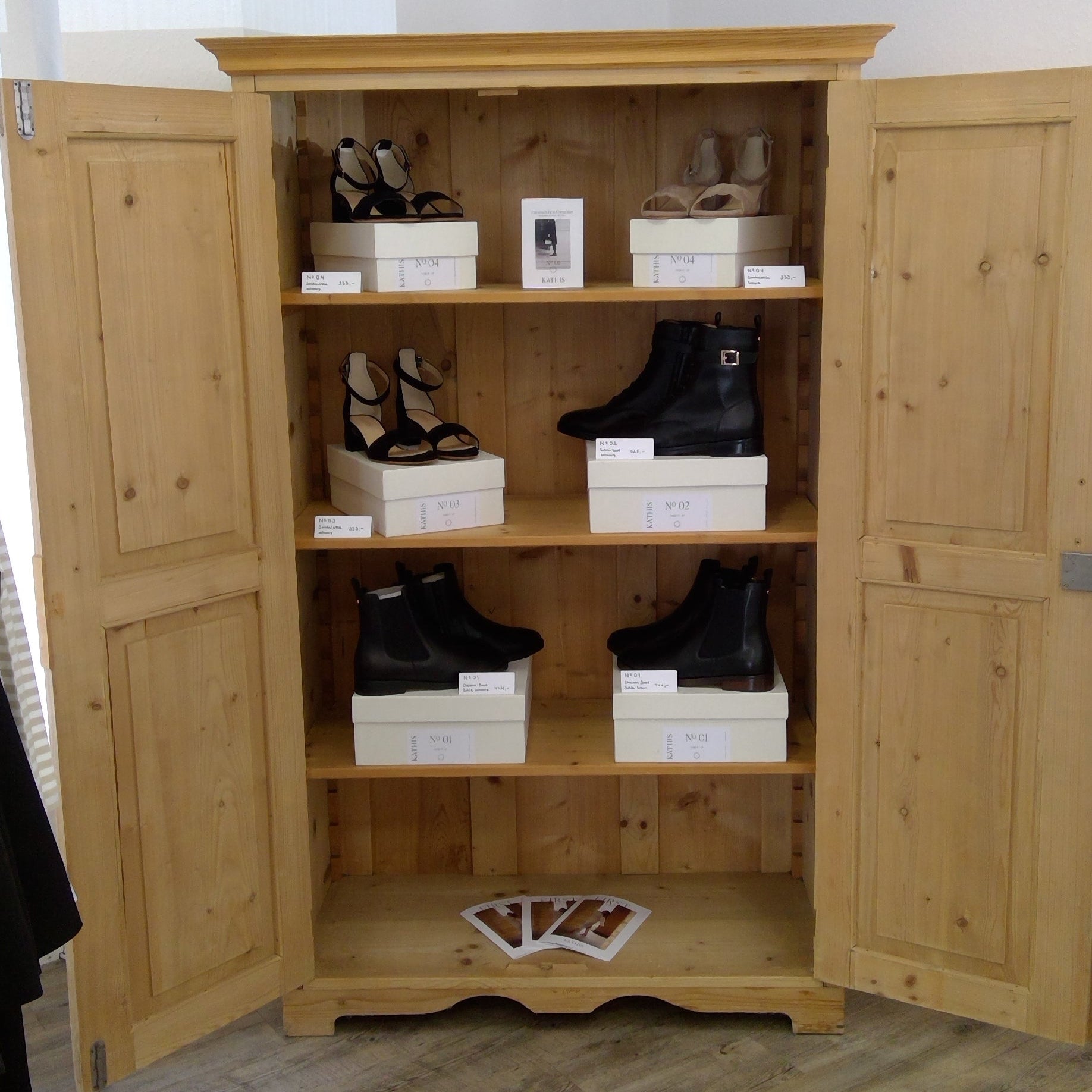Egü Düsseldorf Außenansicht – Boutique für große Frauen mit Kathis Shoes Damenschuhe Übergrößen