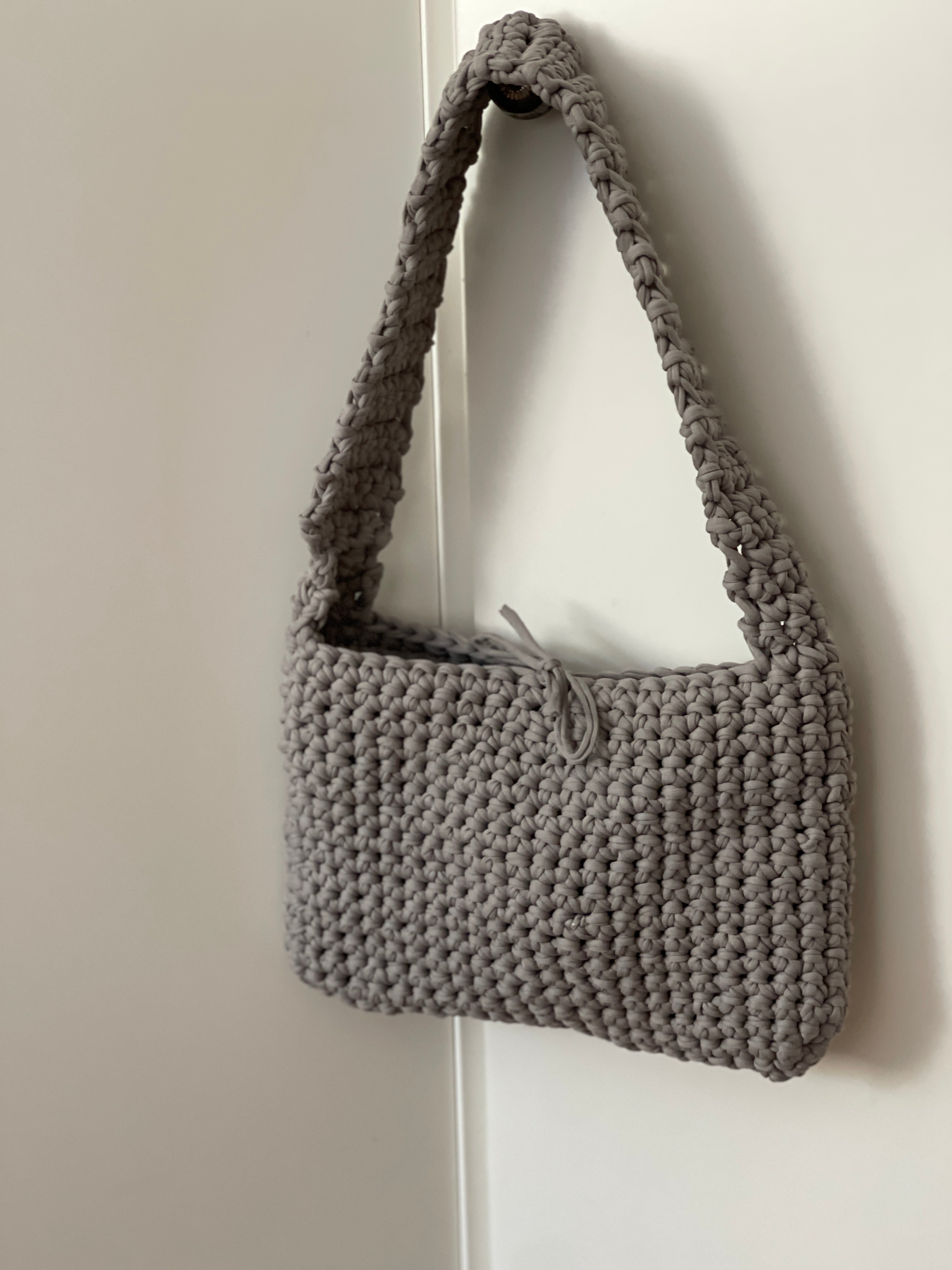 Stylische graue Häkeltasche als Umhängetasche – fair gefertigt von Kathis Shoes