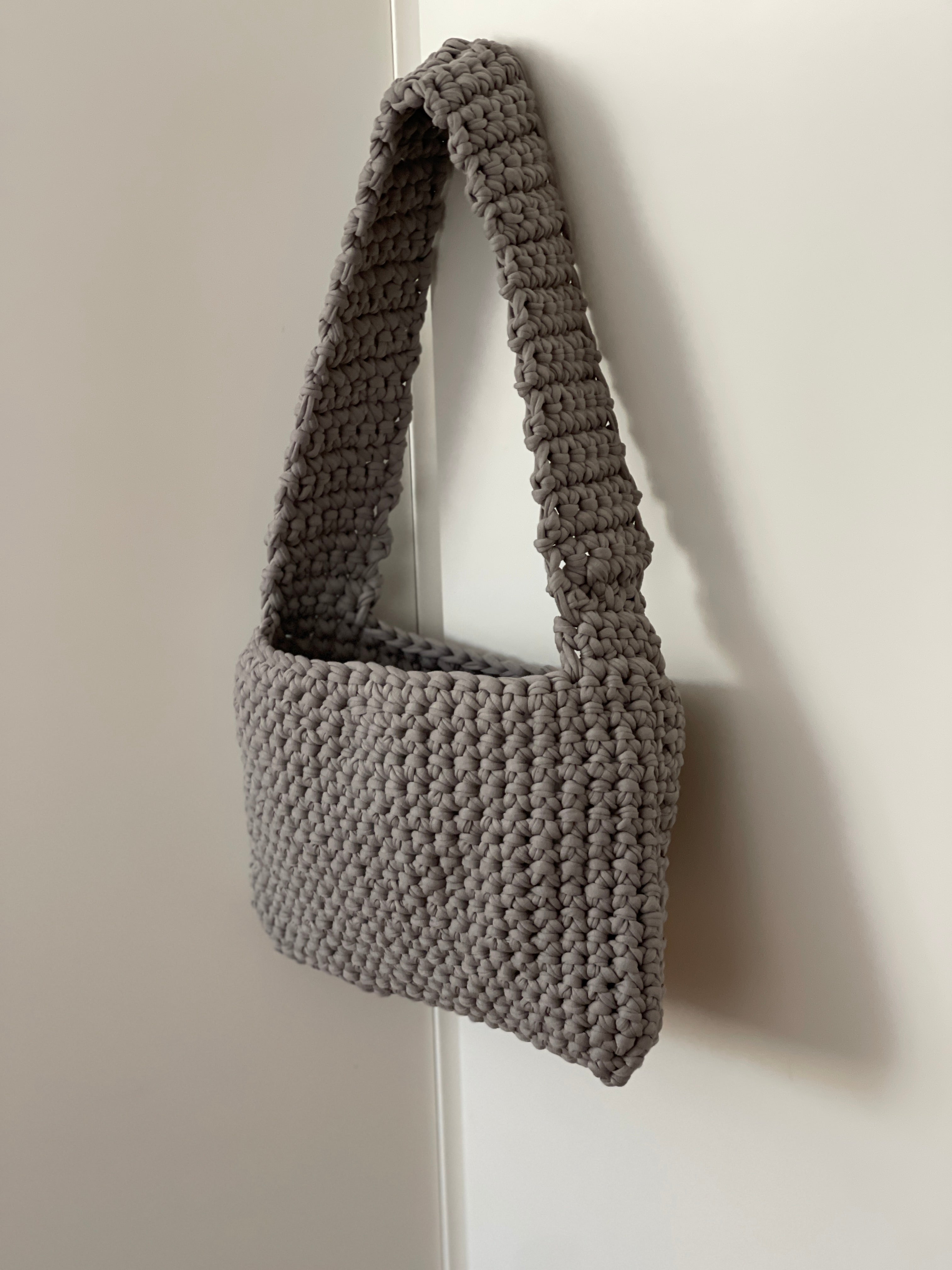 Struktur der grauen Häkeltasche aus recyceltem T-Shirt-Garn – nachhaltige Handarbeit