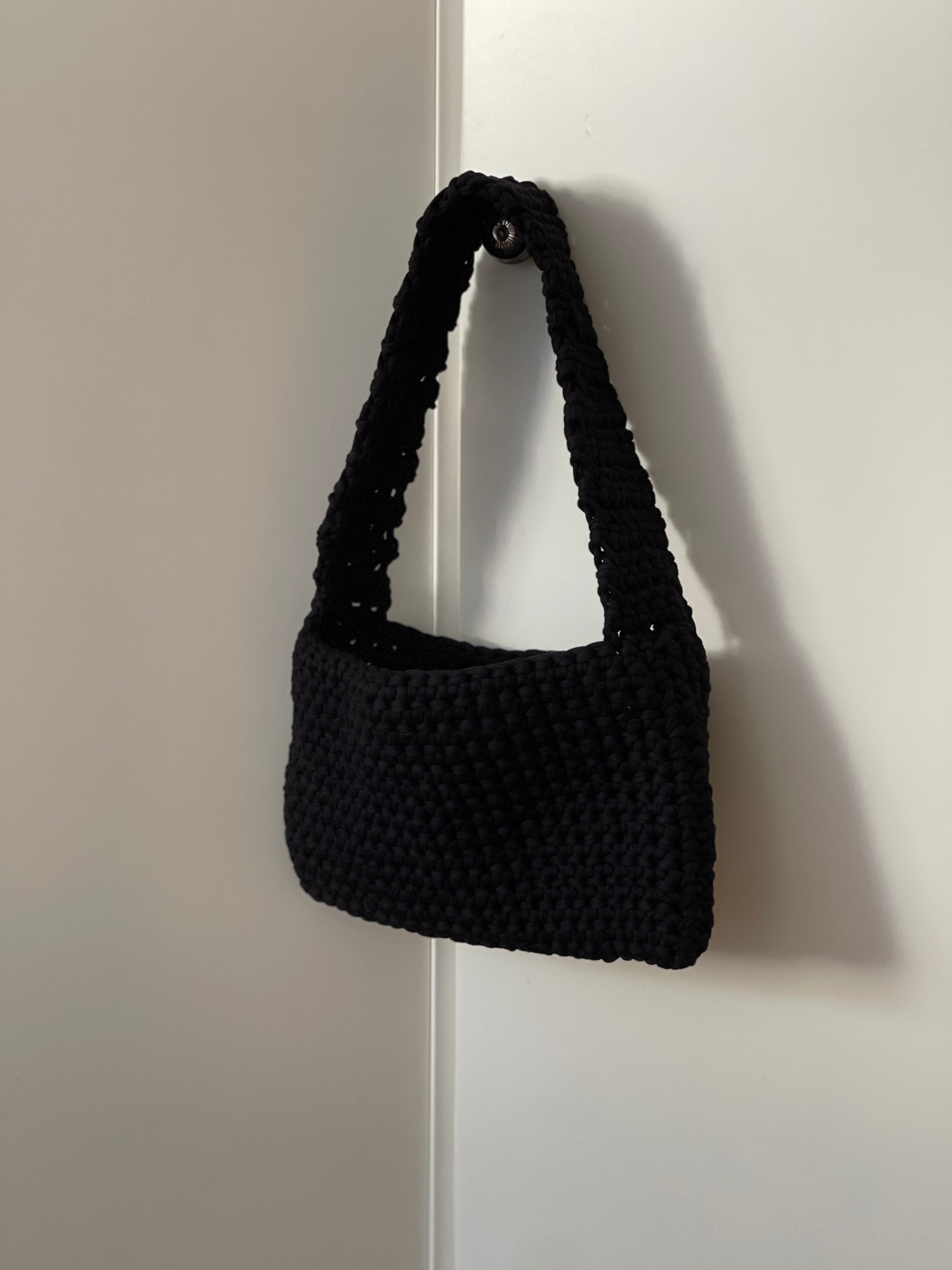 Handgemachte schwarze Häkeltasche aus T-Shirt-Garn – nachhaltige Handtasche von Kathis Shoes