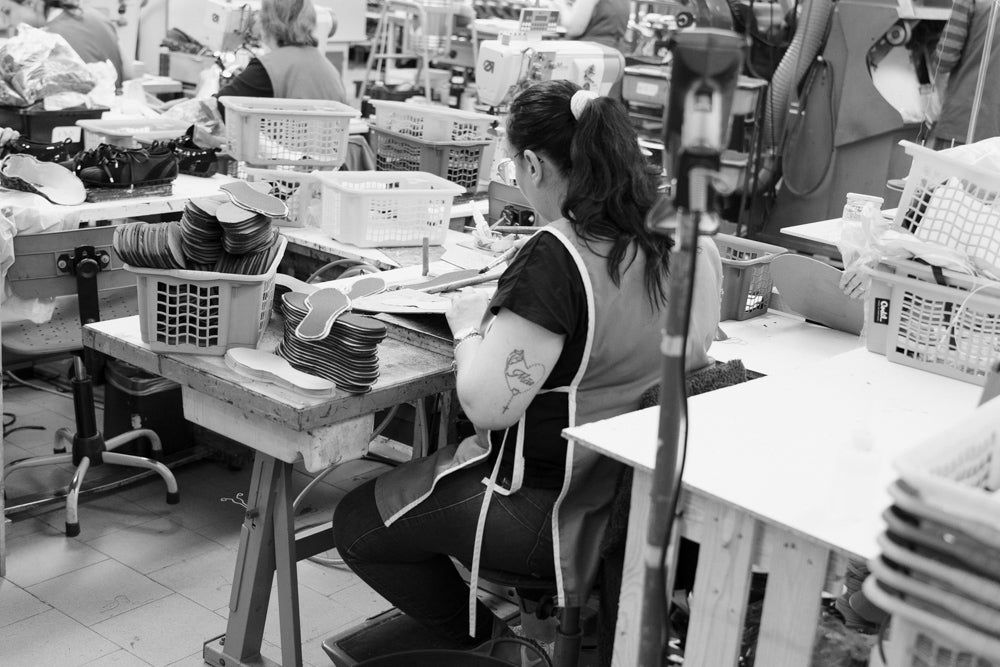 Montage eines handgefertigten Damenschuhs in der Manufaktur von Kathis Shoes