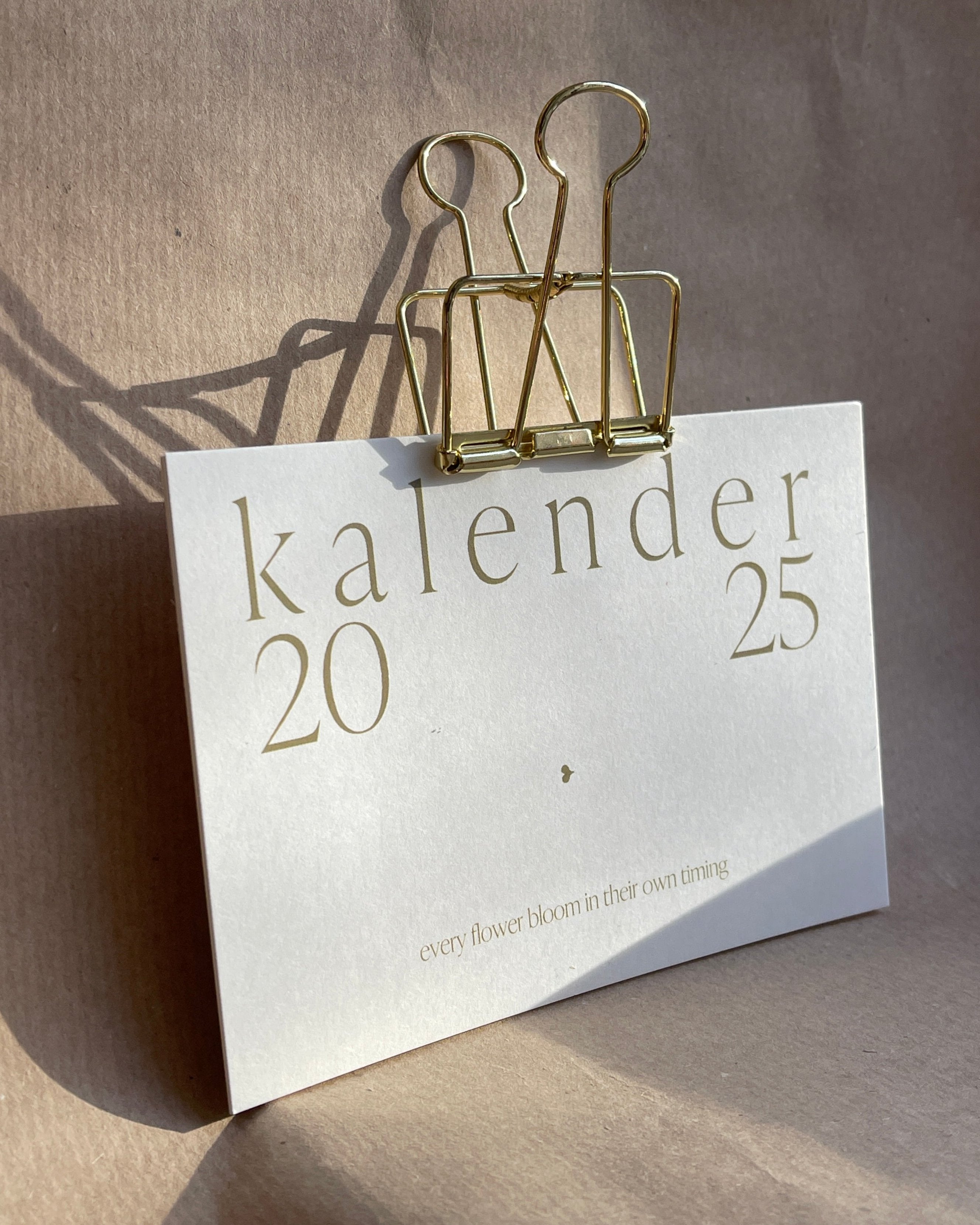 Karten Kalender 2025 Tischkalender von Kathis Shoes, eleganter Postkartenkalender für das ganze Jahr, individuell gestaltbare Monatskarten, nachhaltig gedruckt.