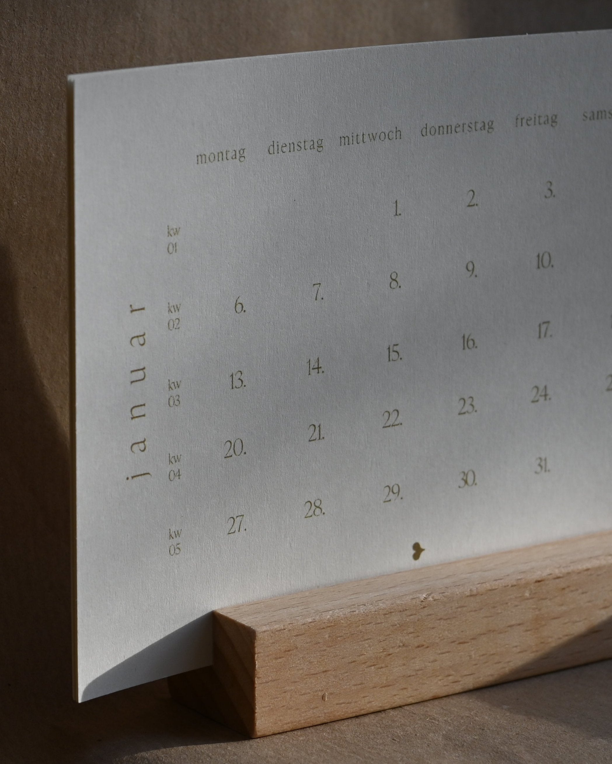 Karten Kalender 2025 Tischkalender von Kathis Shoes, eleganter Postkartenkalender für das ganze Jahr, individuell gestaltbare Monatskarten, nachhaltig gedruckt.