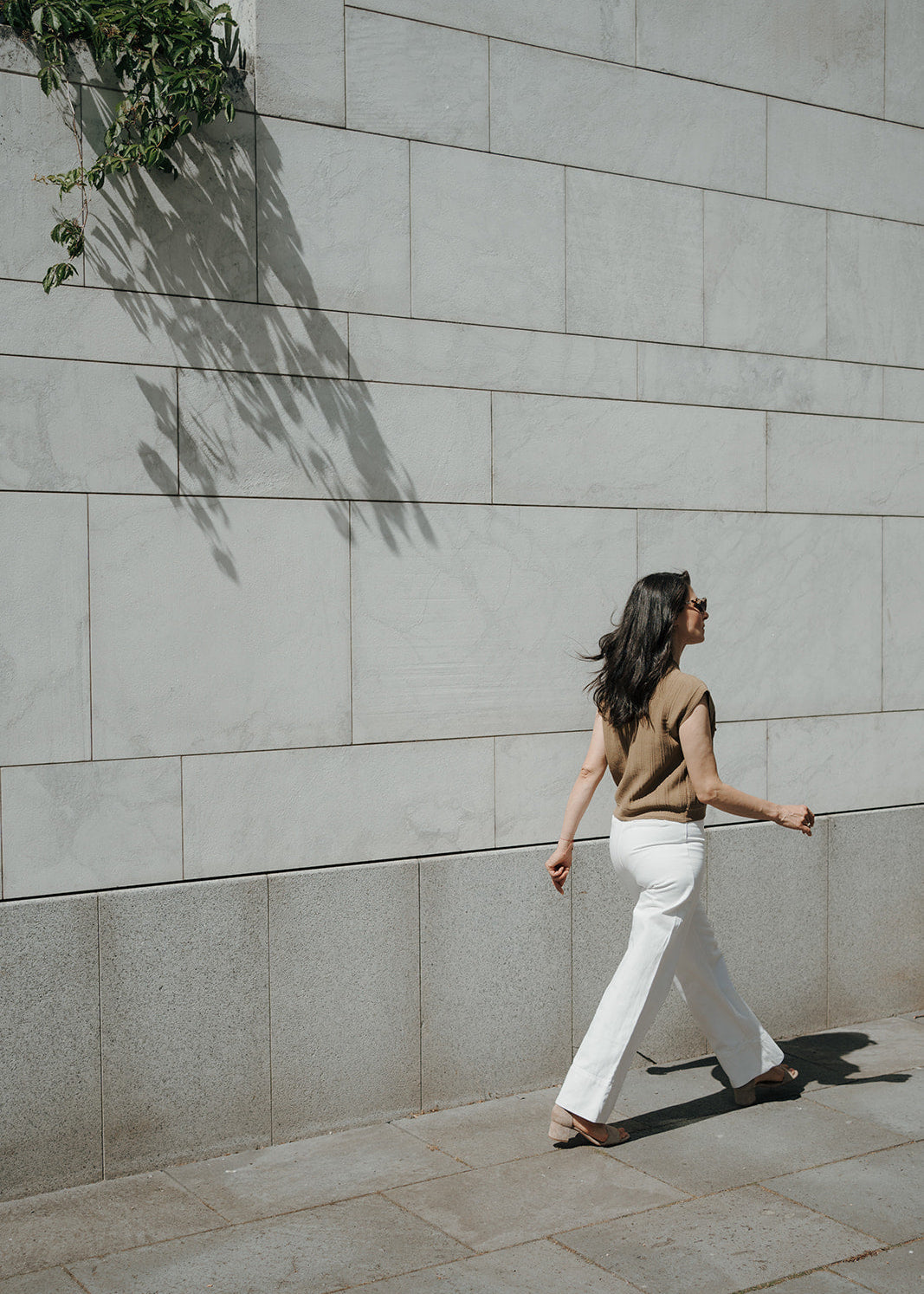 Model trägt elegante Damenschuhe in Übergröße Größe 42–45