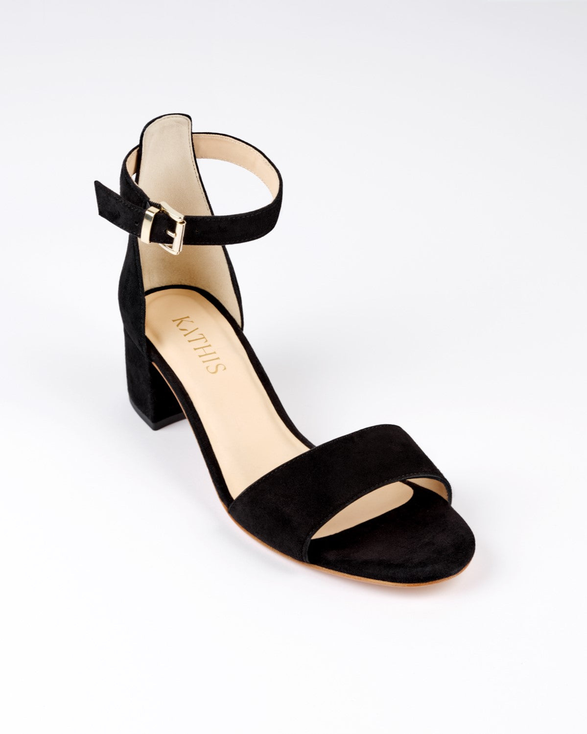 Schrägansicht des No.03  Sandalette in Schwarz