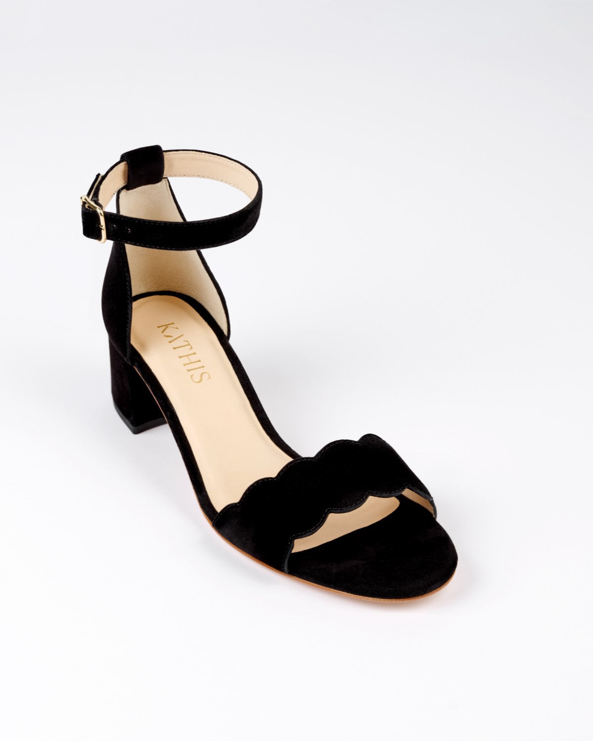 Schrägansicht des No.04 Sandalette in schwarz