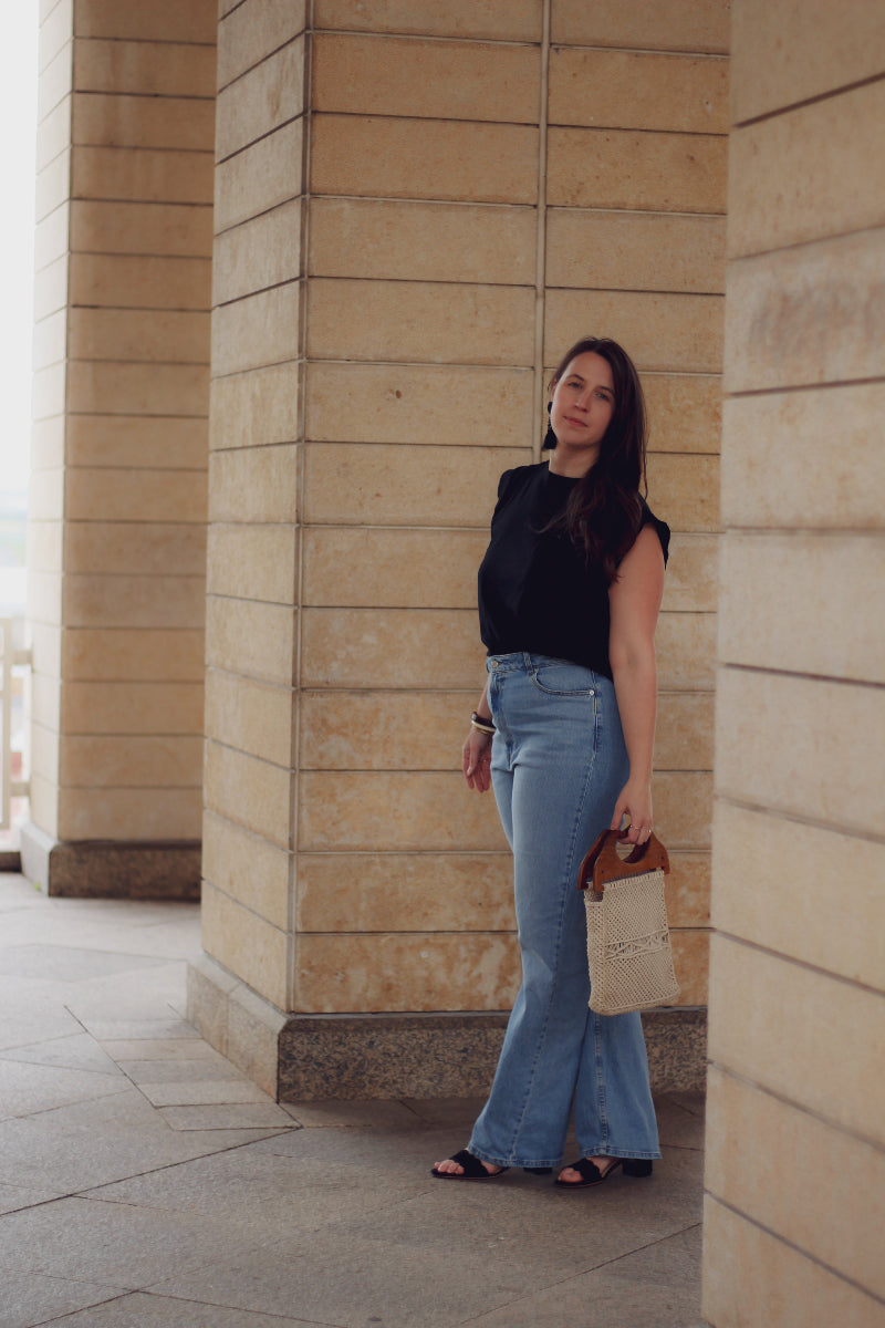 Tragebild im Jeansoutfit der No.04 Sandalette in schwarz