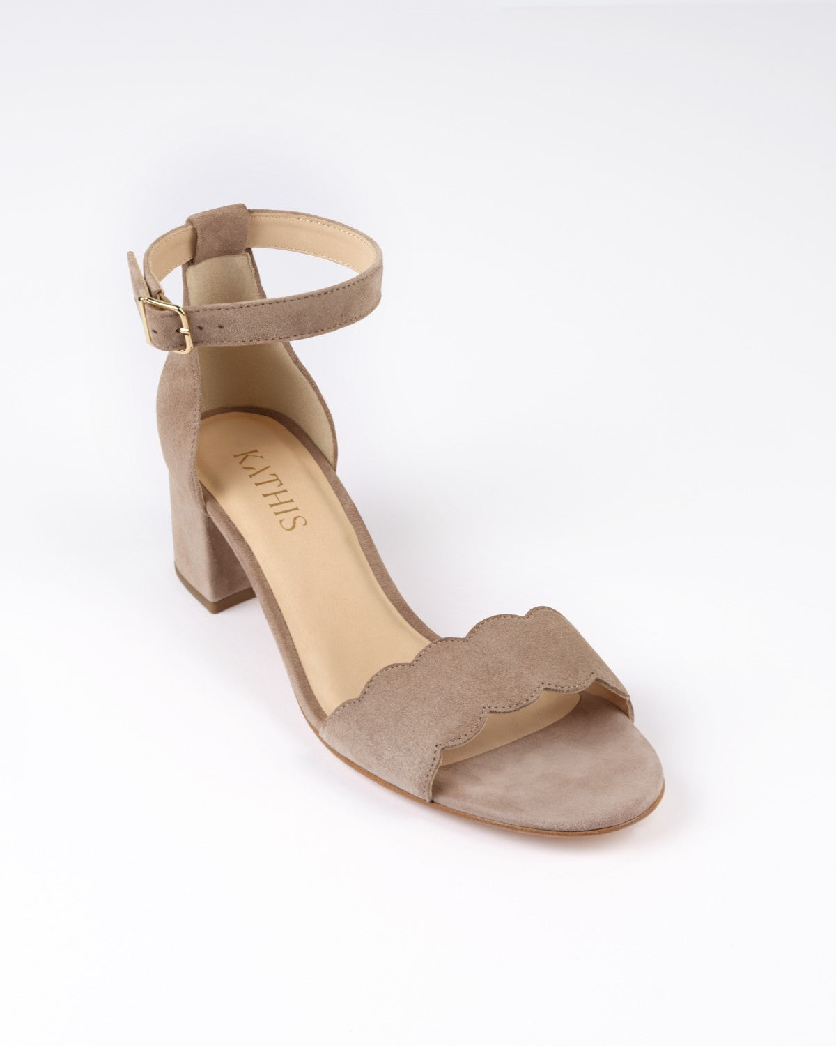 Schrägansicht des No.04 Sandalette in Taupe