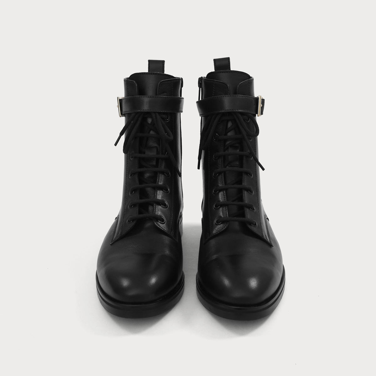 Vorderansicht des No.02 Schnürboot 
