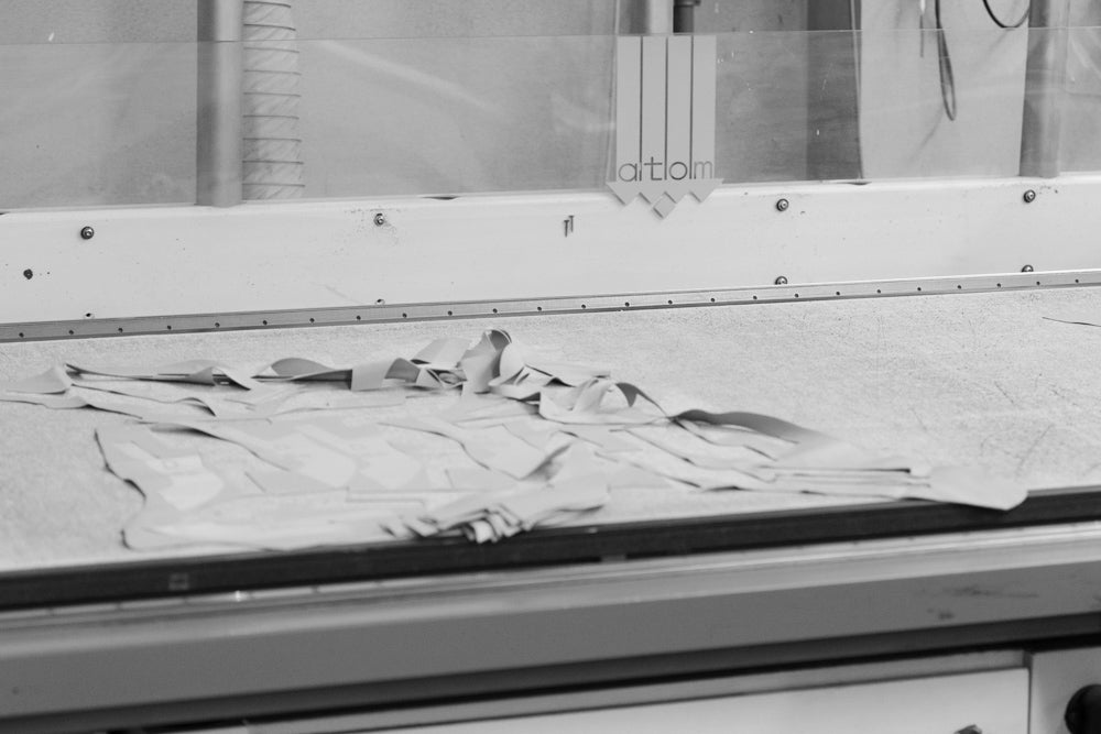 Zuschneiden von hochwertigem Leder in der Schuhproduktion von Kathis Shoes in Portugal
